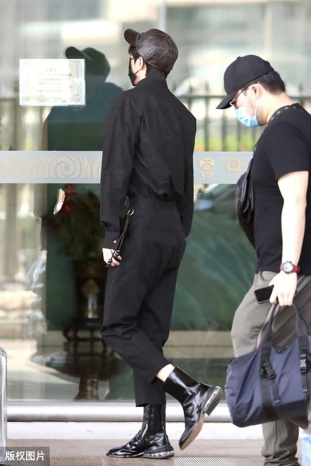 蔡徐坤一身黑衣现身机场,录制青春有你得到认可