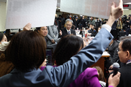虐童案质询一团乱！“绿委”要求换主席霸占发言台，蓝绿爆激烈冲突
