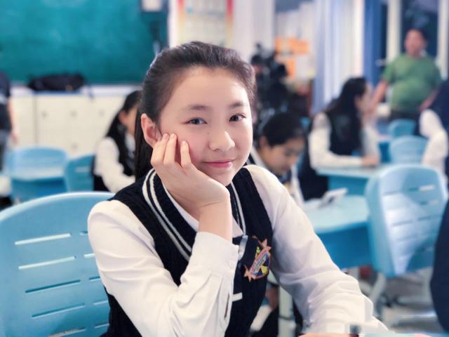 《舞法天女》的苏爱蕾，如今16岁是一名高中生，近照又高又瘦