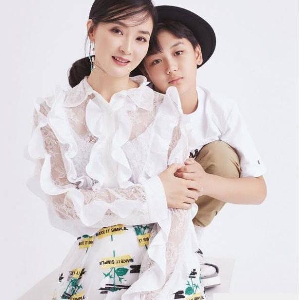 王艳带儿子拍时尚大片！12岁球球身高赶超妈妈，穿成衣时尚感爆棚