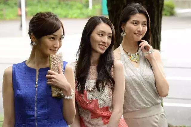 愉快的连衣裙 不愉快的果实