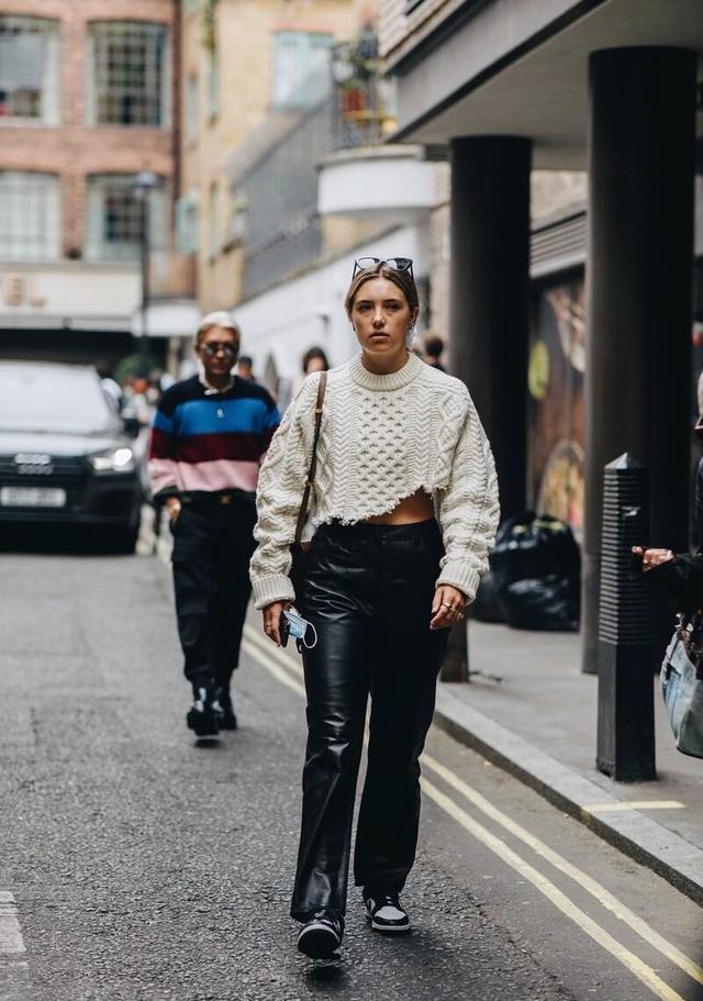 “白+黑”真是永恒的经典,多少岁都能穿,掌握穿搭技巧一定很美