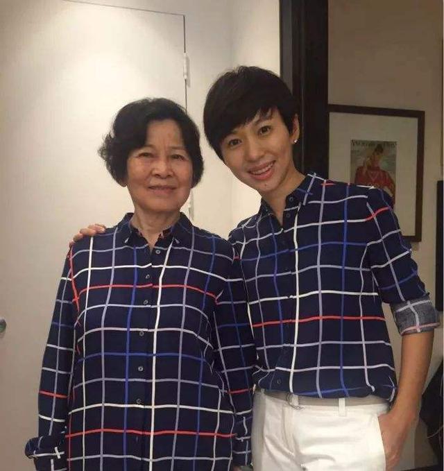 欧阳夏丹：18岁父亲去世，20岁母亲患癌，43岁未婚，无儿无女