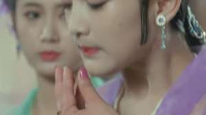 周迅面相(17岁的周迅，像个小精灵，粉嘟嘟的脸蛋好萌)