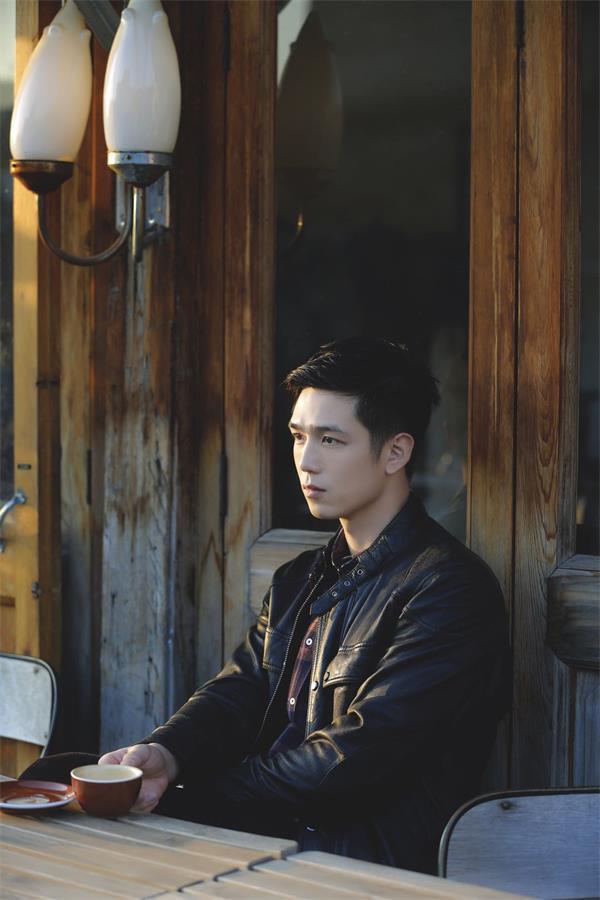 利晴天最新街拍写真释出 眼眸深邃充满绅士味道