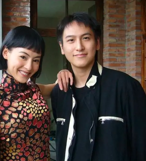 18岁当汤臣总裁:身价千亿颜值爆表,和王思聪有“天壤之别”