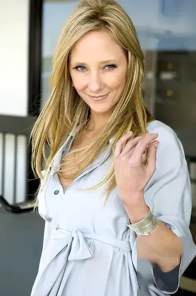 美国大尺度“三级片”《蔓延》剧情层层递进，看完直呼过瘾！