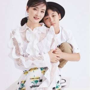 漂亮妈妈王艳(王艳带儿子拍时尚大片12岁球球身高赶超妈妈，穿成衣时尚感爆棚)