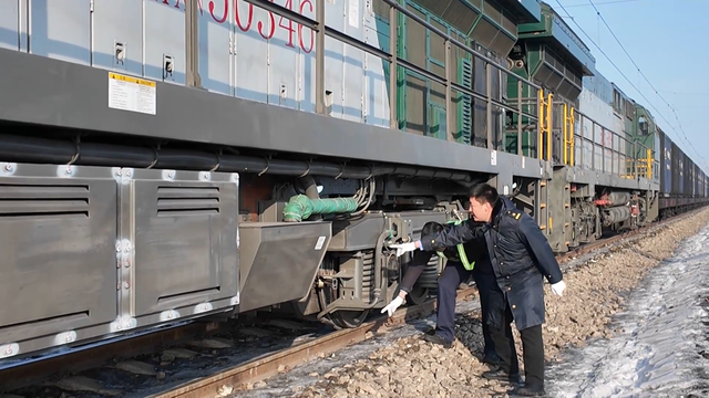 新春走基层｜1500米长的万吨重载列车！开起来有多难？