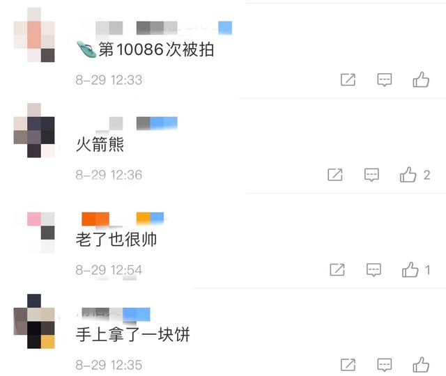 46岁浣熊布莱德利手托披萨出门，一字拖太抢眼，网友：老了也很帅