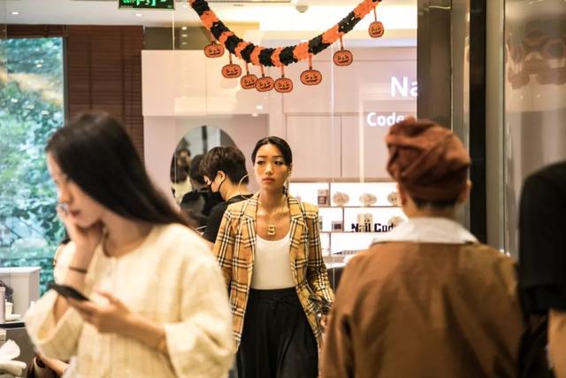 从洗头妹到月入十万的头牌理发师：20万去日本进修，剪一刀680