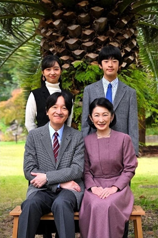 文仁亲王：身高175野心勃勃，41岁生子成皇嗣，喊话哥哥早点退位