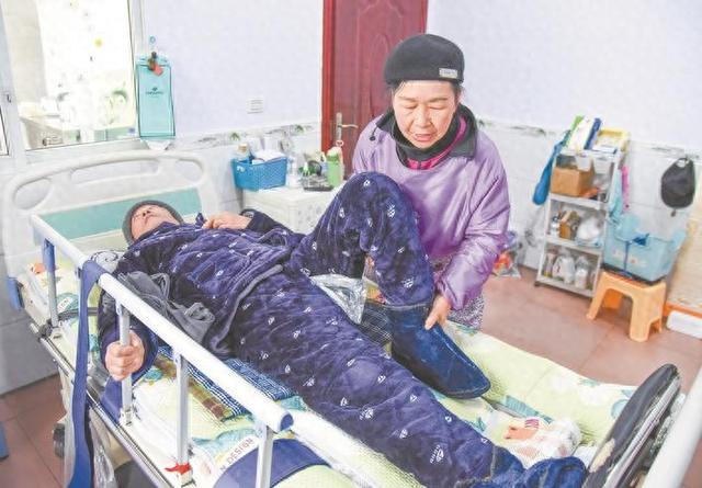 不离不弃的守护无微不至的照顾 女子唤醒沉睡8年的植物人丈夫