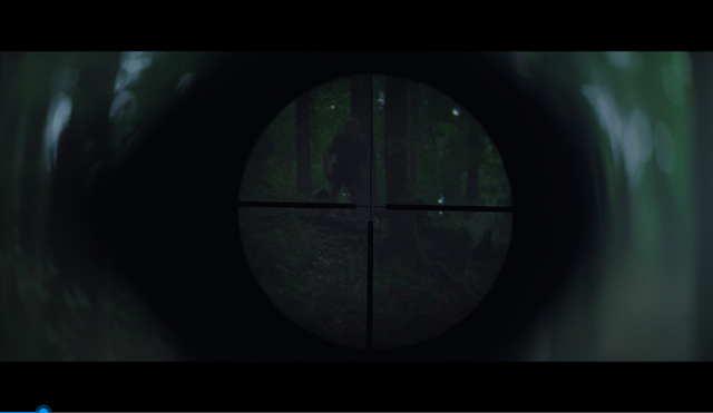 一家三口躲在木屋躲避未知生物捕杀，孰料一回头丈夫已经变异