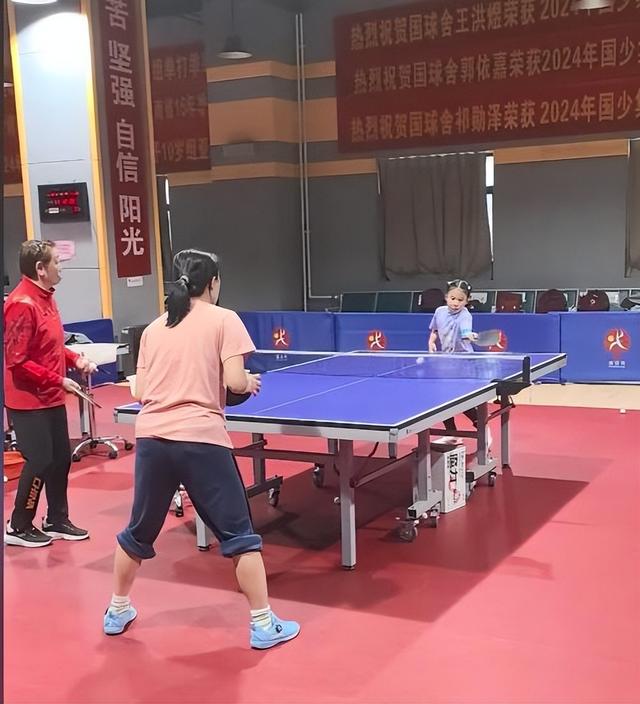 王楠坐私人飞机回海南，老婆孩子挑水果，郭斌连摩托都舍不得下