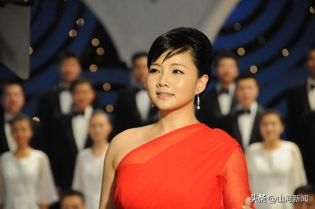 她是军旅歌唱家，身材丰满被称“中年杀手”，今转身成北电教授！