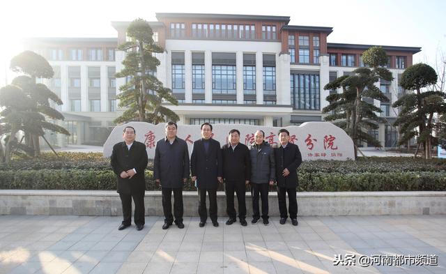 许家印阔别20年再回乡 回报乡里感念师恩