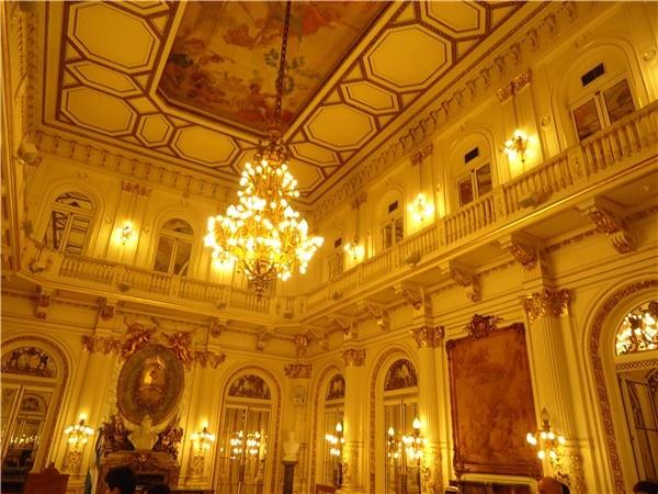 她的一生充满争议，却让整个阿根廷为她哭泣｜跟着电影去旅行