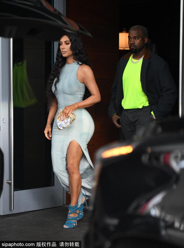 金·卡戴珊穿开叉紧身裙 巨臀纤腰性感诱人！