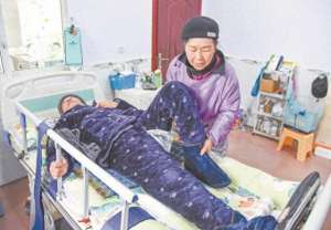 张明堂(不离不弃的守护无微不至的照顾 女子唤醒沉睡8年的植物人丈夫)