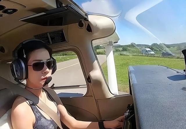 诗妮娜贵妃偷摸生子，有儿有女儿子七岁，生日放一家4口漫画示威