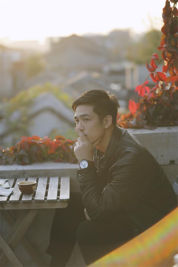 利晴天最新街拍写真释出 眼眸深邃充满绅士味道