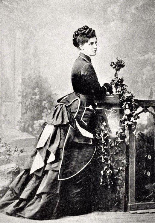 丘吉尔母亲：美国千金，英国国王情人，40岁嫁给和儿子同龄的男人