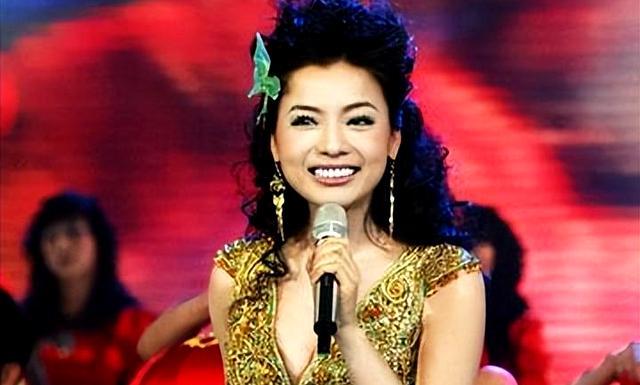 民歌天后陈思思：嫁给青歌赛冠军师鹏生一女，今49岁气质依旧动人