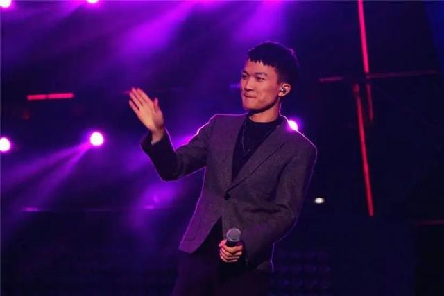 身高1.61米背1.8米干尸，被人骂伪娘，却唱到联合国，周深凭什么