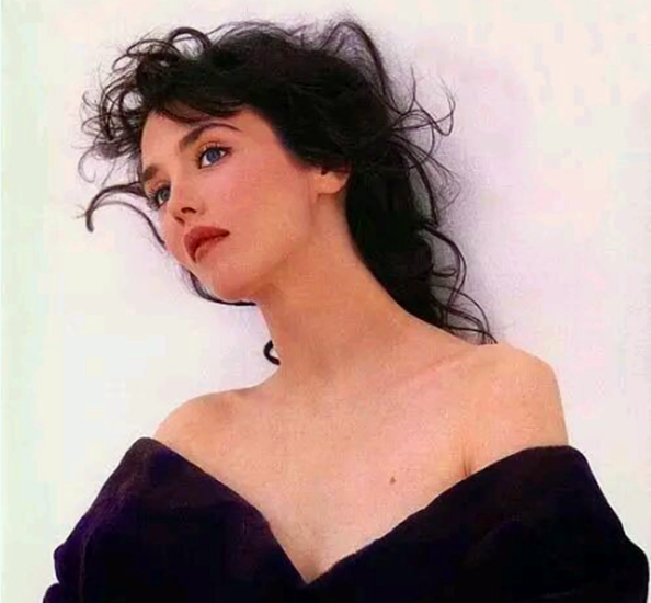 为什么55岁莫妮卡·贝鲁奇从不节食？64岁阿佳妮整容失败照片曝光