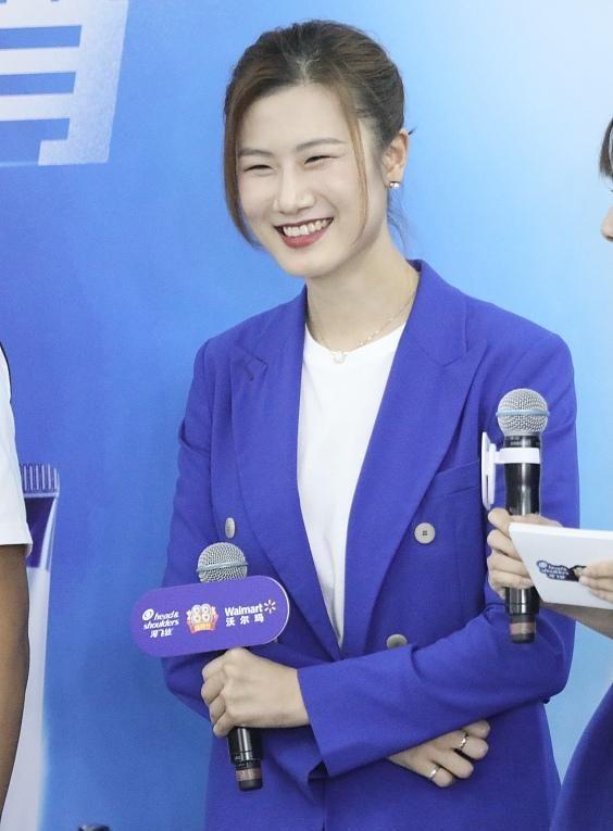 大满贯同框！丁宁变美艳女白领五官好精致，181张继科爱穿内增高