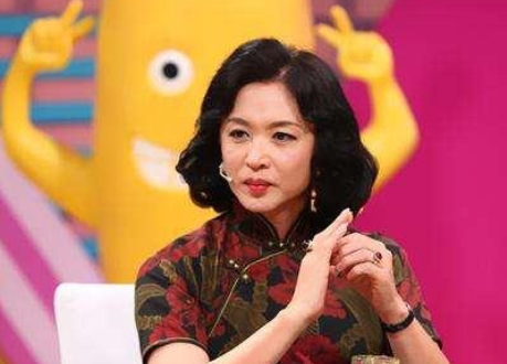 52岁金星重回男儿本色，全身男装素颜走街，网友感慨：太飒了