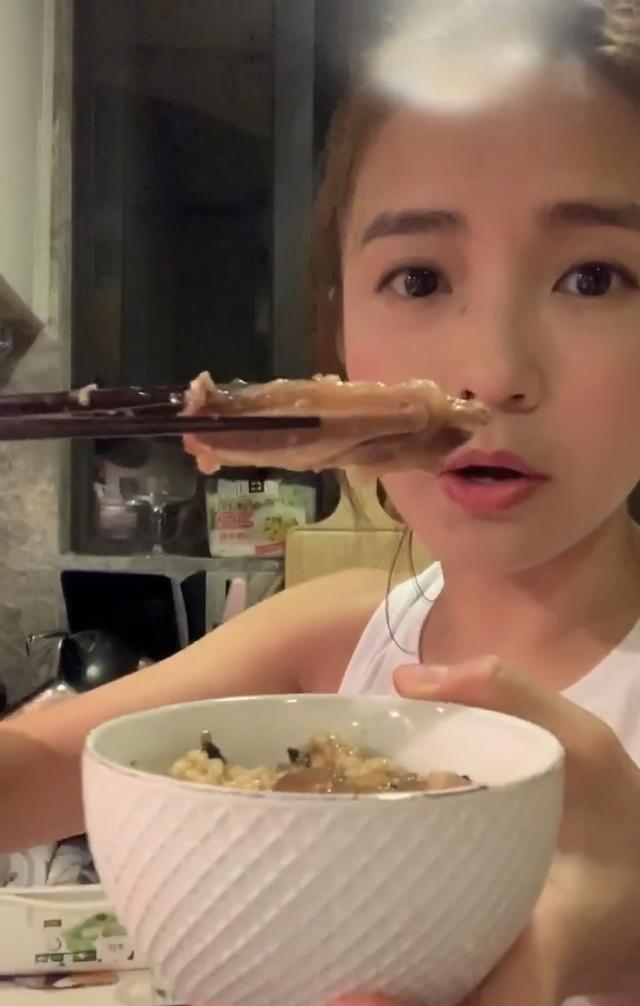 记得《幕后玩家》的DA姐黄山怡吗,一个因拍戏被遗忘的实力歌手