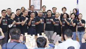 惜肉(国民党民意代表换新战袍 大书：拒吃核灾食品)
