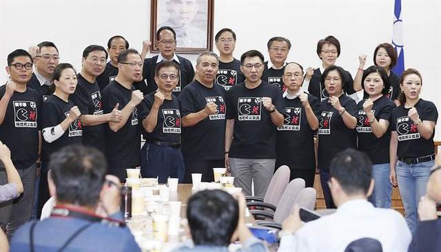 国民党民意代表换新战袍 大书：拒吃核灾食品