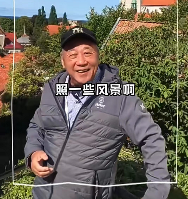老戏骨夏雨现身瑞典街头，头发花白精神好，76岁周游列国享受人生