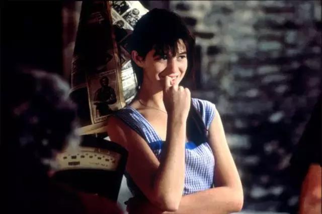 她是《不安分的姑娘》里的小可爱,也是暴力疯狂的“女性瘾者”