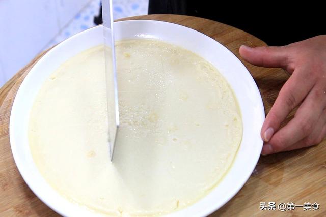 豆腐也能在家做，不用内酯不用卤水，几个鸡蛋搞定，豆腐嫩滑白净