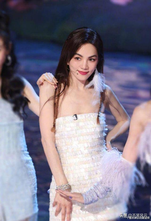 SHE日本旅游被偶遇，田馥甄肚子隆起似怀孕，任家萱发福更显年轻