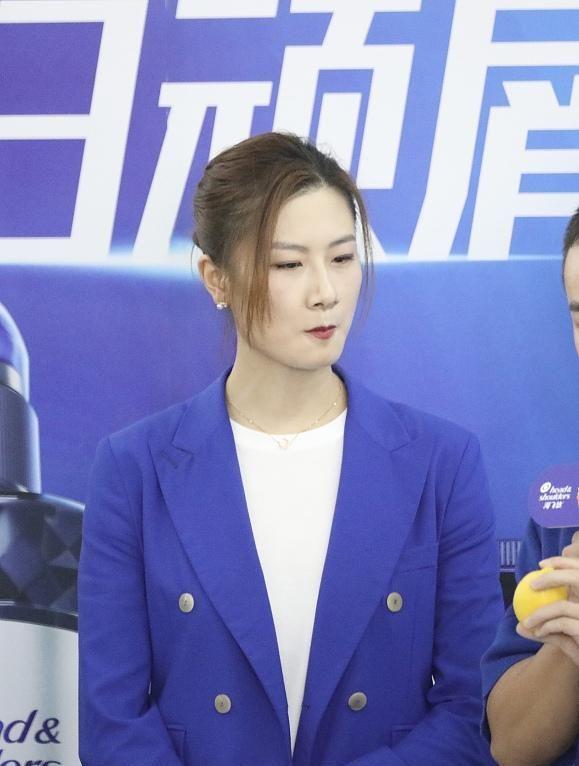 大满贯同框！丁宁变美艳女白领五官好精致，181张继科爱穿内增高