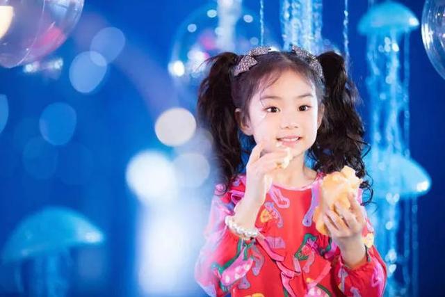 戚薇和李承铉生的小luky可爱至极