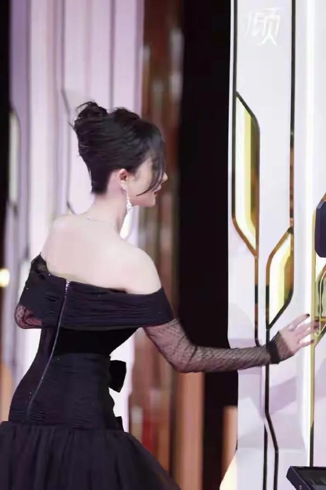 杨幂 黑色的诱惑 大秀事业线！肤白貌美魔鬼身材性感火辣 让我心动