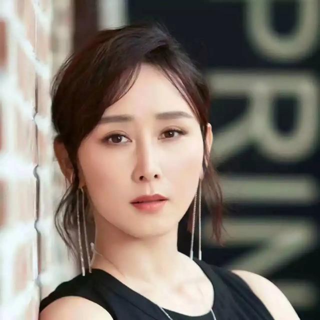 嫁给名门后裔,却不做豪门金丝雀,42岁胡静被朱兆祥宠溺至深