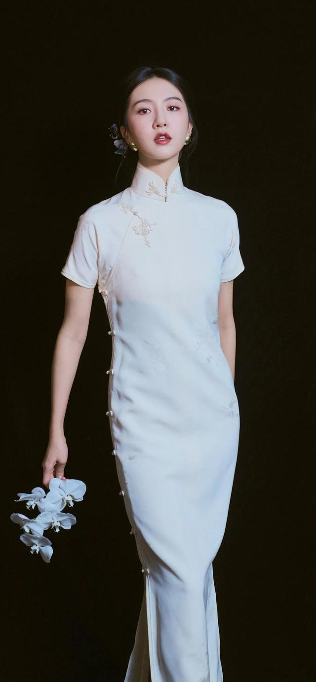​美女系列壁纸第4224期—一袭白色旗袍的许龄月