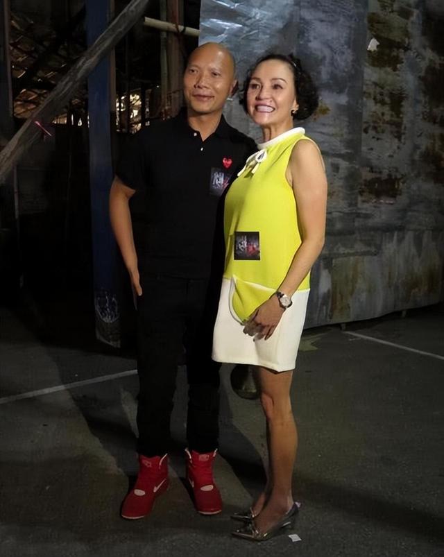 张柏芝母亲戴莎莉，16岁怀孕，四段婚姻，55岁还全裸拍三级片