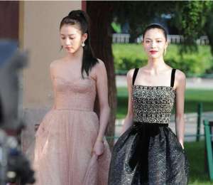 钟楚曦芳华(《芳华》女二钟楚曦惊艳四座：拉开女人之间差距的，其实是这点)