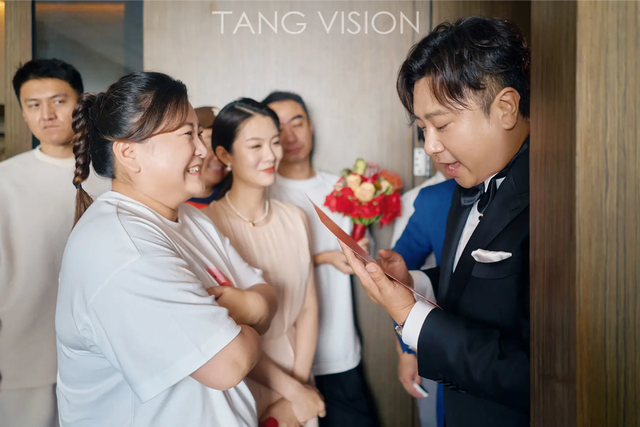 喜剧演员张泰维大婚！老板贾玲亲自到场证婚，泪洒台上送新人祝福