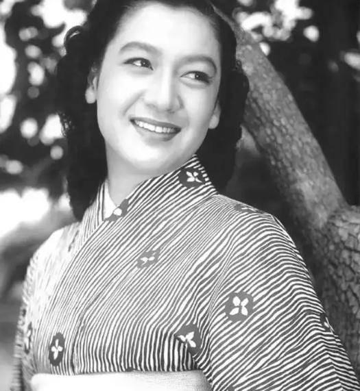 昭和女神原节子的照片，正是因为她，麦克阿瑟放了裕仁天皇一马