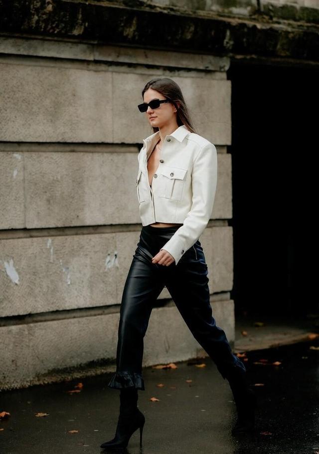 “白+黑”真是永恒的经典,多少岁都能穿,掌握穿搭技巧一定很美