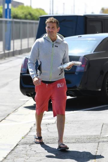 46岁浣熊布莱德利手托披萨出门，一字拖太抢眼，网友：老了也很帅